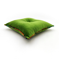 Dettaglio profilo del cuscino art. CUS-215 in velluto col. verde, profilo e bottone in tessuto Etro Fantasy